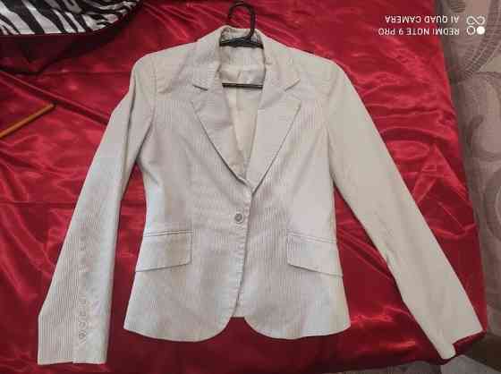 Белый пиджак в серую полоску, без дефектов, размер М Бориспіль