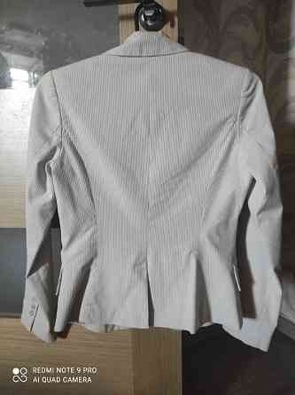 Белый пиджак в серую полоску, без дефектов, размер М Boryspil'