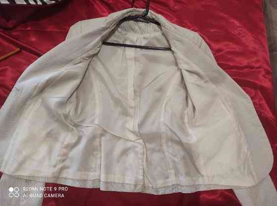Белый пиджак в серую полоску, без дефектов, размер М Boryspil'