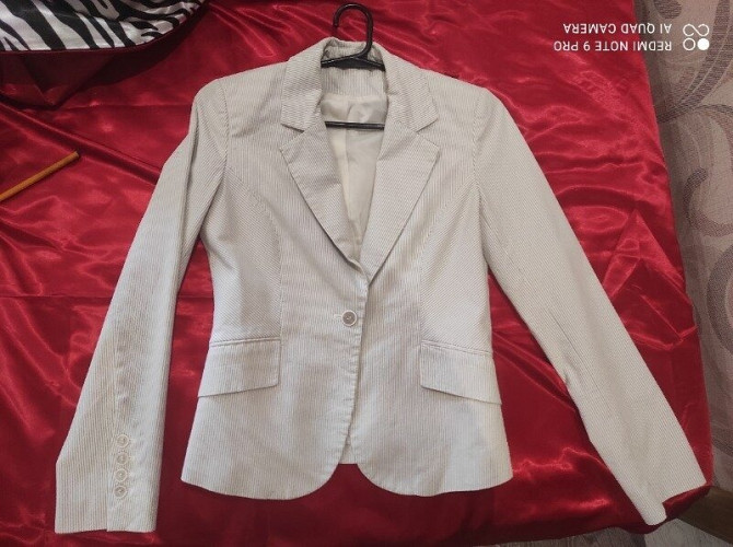 Белый пиджак в серую полоску, без дефектов, размер М Бориспіль - зображення 1