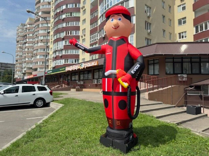 Человек на дороге реклама Київ - obraz 3
