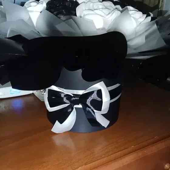 Троянди чорно-білі з блискітками з атласної стрічки Кривий Ріг