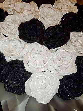 Троянди чорно-білі з блискітками з атласної стрічки Кривий Ріг