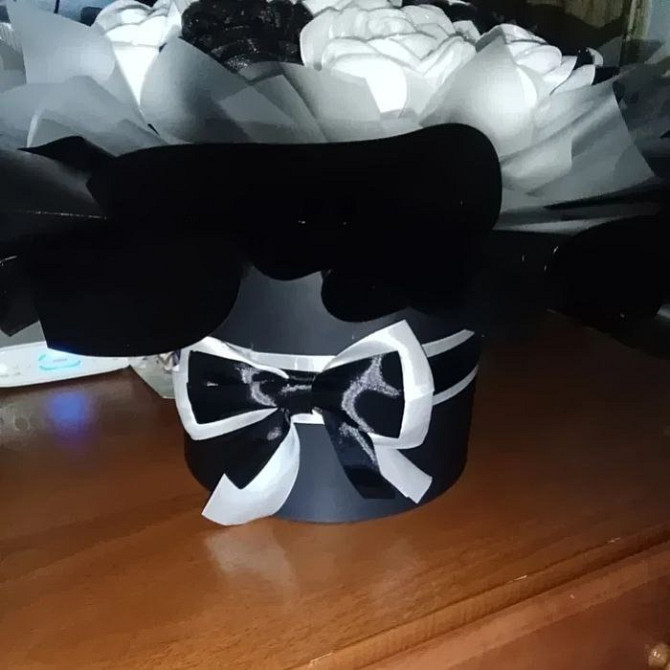 Троянди чорно-білі з блискітками з атласної стрічки Кривий Ріг - зображення 3