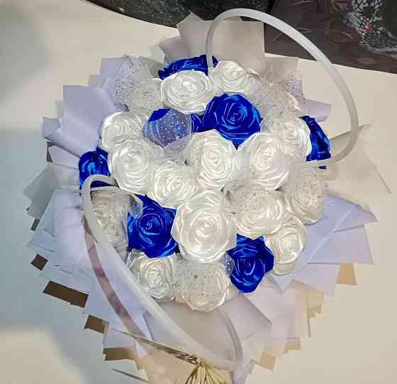 Сині та молочні троянди з атласної стрічки Кривий Ріг