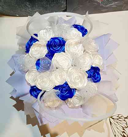 Сині та молочні троянди з атласної стрічки Кривий Ріг