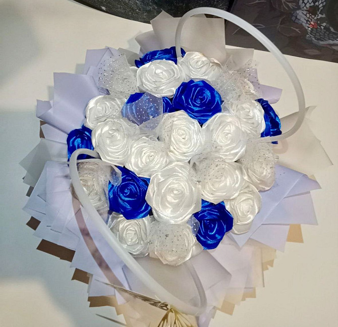 Сині та молочні троянди з атласної стрічки Кривий Ріг - зображення 4