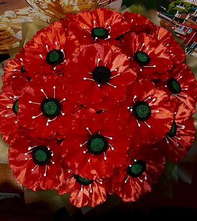 Червоні маки з атласної стрічки в коробці Кривий Ріг - зображення 3